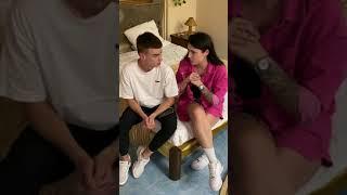 Tik-Tok: Короче зай, я решила себе сделать губы, скулы, сиськи, хочу себя преобразить немного (2021)