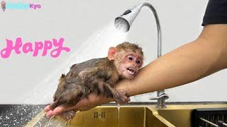 Baby Monkey Kyo Gets Special Treatment from Dad – Too Cute!
