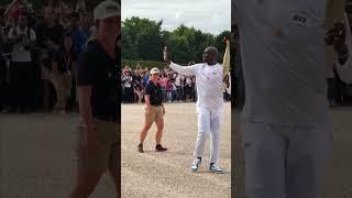  Un relais royal ! Steve Toussaint avec la Flamme Olympique à Versailles ! #versailles #flame #jo