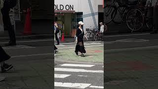 Crow taking a walk on the streets #crowlove #crowpictures #crowbehaviour #japan
