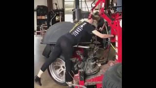 Девушки ремонтируют авто | Girls repairing cars