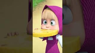 Кисло? Ммм вкусняшка!  #Shorts #машаимедведь #АнанасДаНеДляВас! #masha