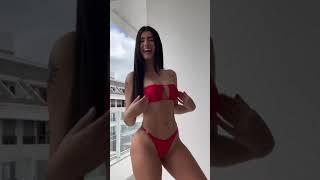 Kırmızı bikini ile Twerk yapan kız