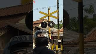 lampu flasher warna warni | Perlintasan Kereta api WarungJambe, Cianjur