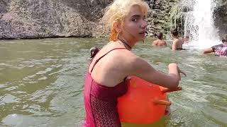 Купаемся под водопадом. Swimming under the waterfall.