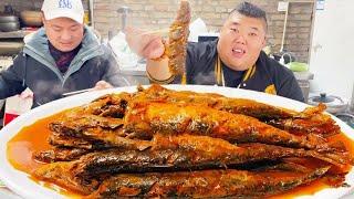 猴哥炖了满满一大锅鲅鱼，过油炸一遍再用柴火灶炖，馋的流口水【胖猴仔】
