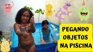 Pegando objetos na piscina | Picking up objects in the pool