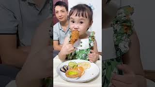 Em Bé Ăn Tự Chỉ Huy BLW Siêu Ngon Miệng | Xôi Đùi Gà Chiên