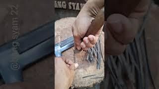 cara memasang tali simpai sarung golok dari limbah tanduk kerbau.