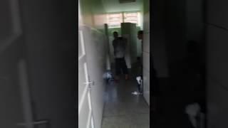 Oque acontece no banheiro da escola