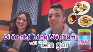 THẰNG ÚCVIỆT DẪN EM GÁI ĐI ĂN TẠI NHÀ HÀNG VIỆT