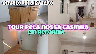 TOUR PELA NOSSA CASINHA EM REFORMA ENVELOPEI O BALCÃO DA COZINHA. #viralvideo