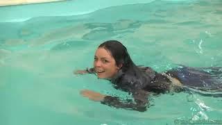 Wetlook Jeans and Sneakers in Pool