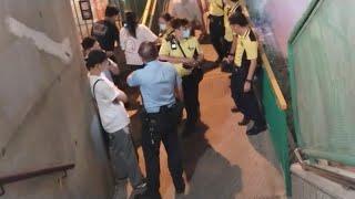 一男子被港鐵職員圍住唔比佢走，聽人講該男子在輕鐵車廂食煙，警察來解決