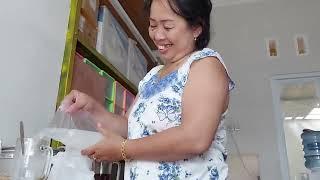 Mama ketawa lucu saat papa ngumpet dibelakang tidak ketemu