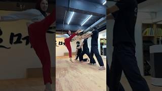 Havada 3 tekme ile tahta kırdım  KALPLERİ DEĞİL TAHTALARI KIRIN . Kübra Dağlı