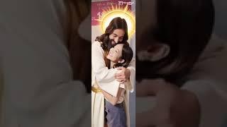 Jesus abraçando menina da campanha publicitária da Marisa #trendabraçodejesus
