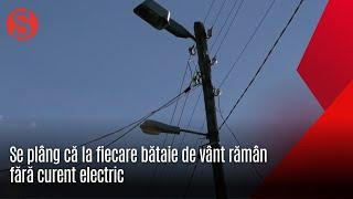 Locuitorii unei străzi din s. Săiți se plâng că la fiecare bătaie de vânt rămân fără curent electric