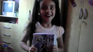 Gabi falando do livro Quebrando o Aquário