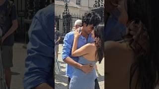 INDIAN COUPLE MAKE A PROMO FOR BOLLYWOOD MOVIE DANCING IN FRONT OF THE KINGS GUARD #bollywood