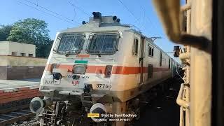 Dangerous Overtake : KJM WAP7 with Ajmer - Benglore Garib Nawaj Express Overtake Vadodara Passenger.