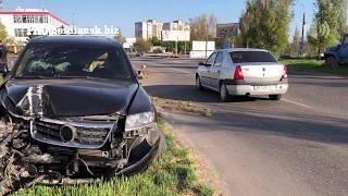 В Бердянске лихач сбил столб   видео ДТП