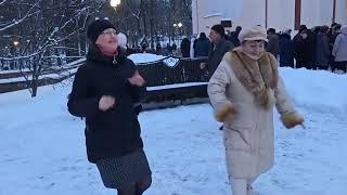 14.01.24г..."ТРИ ЛИНИИ"... Банд Одесса... звучит на танцполе в Гомельском парке...