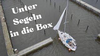 Unter Segeln in die Box bei Starkwind. Docking under sails in strong winds.