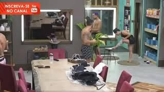 Mc Mirella Tomando banho NUA com os SEIOS de Fora - A Fazenda ao Vivo