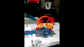 Arthur Oliveira brincando Hot wheels