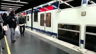 Persons stuck between the doors of the RER! [HD]