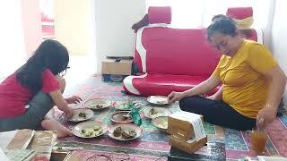 Makan siang yang kesorean gara gara nunggu lelenya dipancing dulu sama tasya dan papa