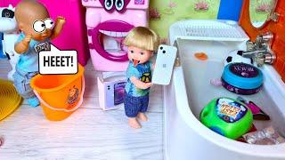 IS THE NEW IPHONE SINKING OR FLOATING?Katya and Max are a funny family! Barbie Dolls stories