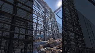 Install the wall panels of the warehouse. #warehouse #hangar #prefabricatedbuilding #architecture