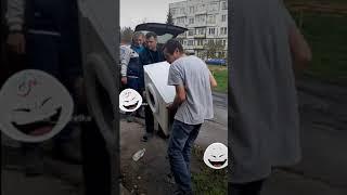 пьяные мужики грузят стиральную машинку   машинка в хлам