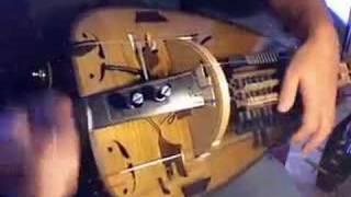 Vielle à roue solo ( hurdy gurdy) : "montée des bois de Vaux"(trad. Morvan)