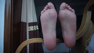 Chinese girl feet tickle 中国女孩应聘足模被挠脚心