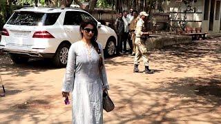 SPOTTED ! Tanishaa Mukerji at Suniel Shetty's Father FUNERAL.