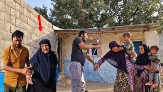 Hamid tries to build a beautiful house for his stepmother, much to his daughter-in-law's dismay.