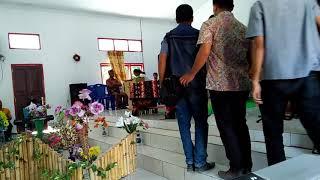 Penandatanganan surat peresmian gereja baru oleh Wakil Bupati Sumba Timur,Ketum dan Ketua BPMJ