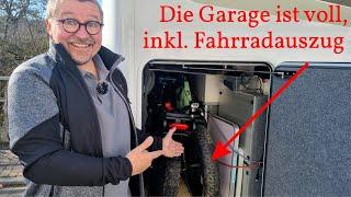 Ein Blick in Gustavs eingeräumte Garage mit Tonis selbst gebautem Fahrradauszug 