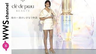 山本美月、美脚あらわな白の超ミニスカコーデで登場！＜クレ・ド・ポー ボーテ「究極の一滴がいざなう物語」＞