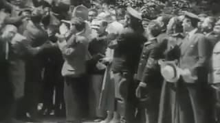 Керенского качают, поздравляя с успешным Июньским наступлением 1917 г.