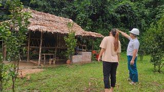 The kind policeman helped despite the heavy rain, determined to pursue the love of his life.