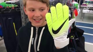   Покупки Спорт мастер Уфа футбольная форма + бутсы + Вратарские перчатки NIKE  FOOTBALL EQUIPMENT