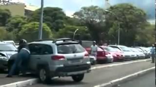 new high school fight on the road it's crayyz