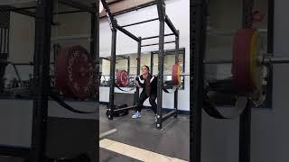 Amanda Lawrence присидает 255кг в наколенниках Amanda Lawrence squats 255Kg in knee sleeves