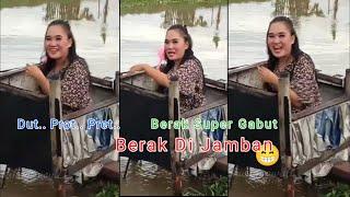 Cewek Berak  di Jamban