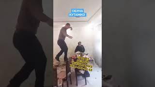 Дастурхон устида уйнаган эркак