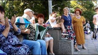 1471, 31.07.2021, Орёл, парк, фонтан, гармонь, В. Провалёнов, Л. Печенкина, танцы, песни, частушки